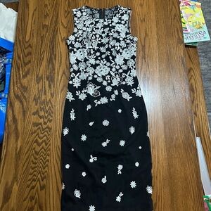 White House Black‎ Market embroidered skirt with flowers. Full length. Zip back